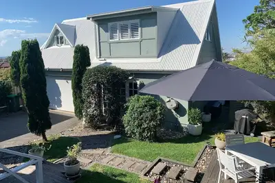 Image de Charmant cottage lumineux à seulement 150 mètres de la plage et des thermes de Merewether.