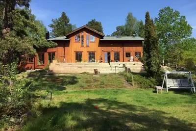 Image de Magnifique maison familiale en bois au bord d'un lac dans la campagne de Stockholm