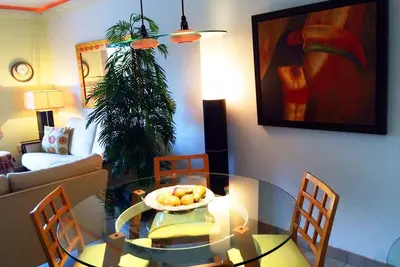 Image de Chic et romantique Marina Apartment; Peut accueillir 2 adultes / 2 enfants. Vues à couper le souffle.