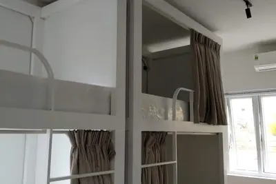 Image de Lit spacieux et propre dans la chambre Dormirity