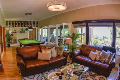 Image de Chatelaine - Le luxe Art Déco mêlé à Hollywood Regency