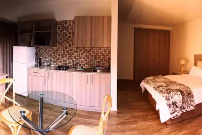 Image de 1 unité au sol de luxe avec lit double, immense télévision + jardin privé