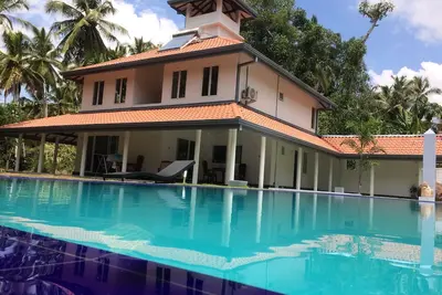 paradis pour rester avec 12000m2 de jardin avec piscine dans la villa de l'aéroport anuhas