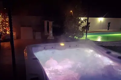 Image de Villa de luxe avec piscine - 8 couchages avec bain à remous extérieur