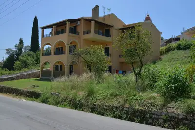 Image de Maison confortable et moderne près de la ville de Corfou avec WiFi et jardin parfait pour les familles.