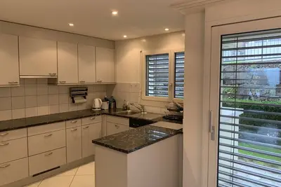 Image de Bel appartement avec jardin et vue sur les montagnes, les fermes et les collines.