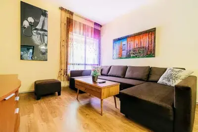 Image de Appartement moderne de 3 chambres dans le centre-ville, avec ascenseur, climatisation, laveuse, sécheuse