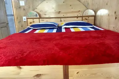Image de Cottage en bois au milieu d'un verger de pommiers