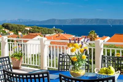 Image de Appartement contemporain avec terrasse et vue sur la mer Iii