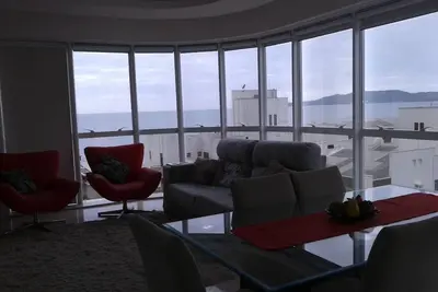 Image de Meia Praia. Apt 2 suites, 2 places de parking, un demi pâté de maisons de la mer et de la promenade