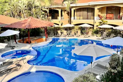 Image de Condo au deuxième étage avec vue sur la piscine - Très bien situé en ville