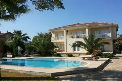 Image de Villa Leyley avec beau jardin