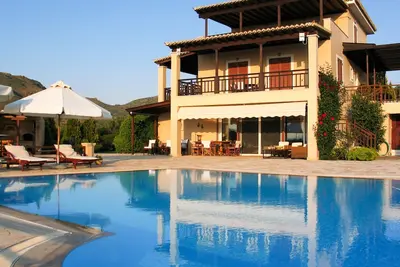 Image de Villa Phaedra avec piscine et jardin par Jj Hospitality