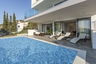 Image de \"Villa De Luxe Flore\" première rangée de la mer