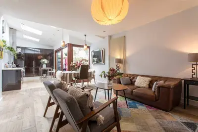 Image de Belle maison de ville de Dublin, à quelques minutes à pied du tramway. 4 couchages.