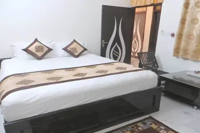 Chambre privée élégamment meublée