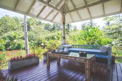 Image de Villa 5 étoiles de luxe près du lac avec piscine extérieure à débordement - Voir Les Photos
