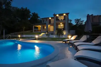 Image de Villa neuve avec piscine entourée par le calme des bois