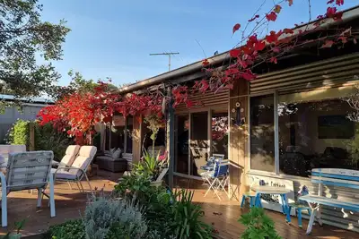 Image de Little Port Cottage - Profitez d'un cadre de brousse et d'une plage au coin de la rue