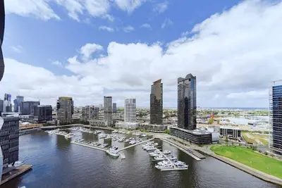 Image de Brilliant Victoria Harbour Waterfront dans la Cdb avec piscine et salle de sport et des tramways gratuits