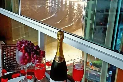 Image de Appartement avec vue sur la mer et serrures de sécurité pour les enfants.