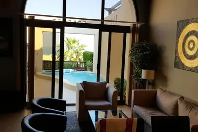 Image de Vue sur la mer et la plage 2 chambres, salon avec cuisine Villa avec piscine privée