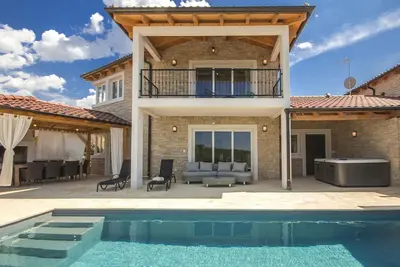 Image de Nouvelle villa gorgeus avec piscine chauffée près de Porec