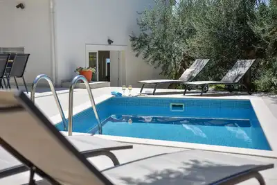 Image de Piscine chauffée à 26 ° C dans la maison nouvellement construite près de la plage.