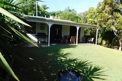Image de Cottage et cabane adjacents - accès à la rivière, costume métallique, jetski, kayakistes, animaux de compagnie.