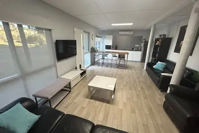 Image de Lake Valley View Apartments; façade sur l'eau et récemment rénové sur bloc plat