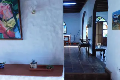 Image de Rainbow House est une grande maison au premier étage nichée au cœur de Monteverde.