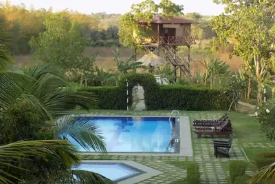 Image de Famille n Eco Friendly avec des chambres confortables, des villas, des cabanes dans les arbres et une piscine.