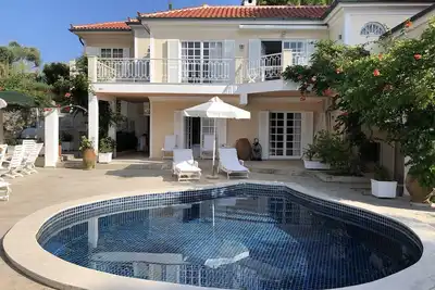 Image de Belle villa avec vue et piscine, à 1 minute à pied de la plage