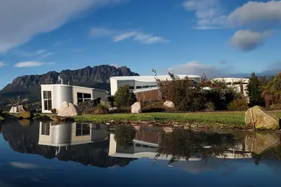 Image de Grands Groupes! Conception primée. Spa extérieur au bord du lac et intimité totale