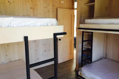 Image de Cabine durable, 2 chambres à coucher, 2 salles de bains, grande cuisine. Près de la plage