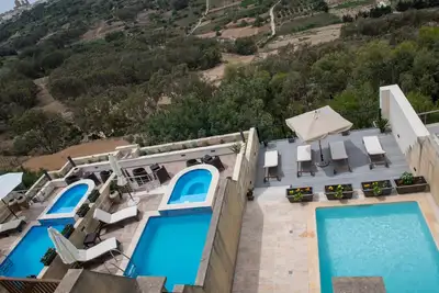 Image de Chambre de luxe avec vue sur la vallée et la piscine