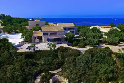Image de Villa pour 14 personnes, nichée dans un jardin d'oliviers de 2 acres avec plage à seulement 30 mar