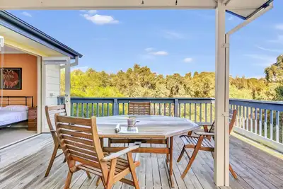 Image de All Decked Out - 9 Guests | 3 Bedrooms | 5 Beds | 1 Bathroom - Master Bedroom: Queen bed, Bedroom 2: Queen bed, Bedroom 3: 2 Sets of Bunk beds, Sofa bed