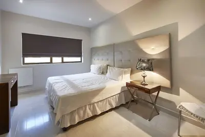 Image de Appartement de luxe de 4 chambres avec lit king et lits jumeaux Ă Sandton Cbd