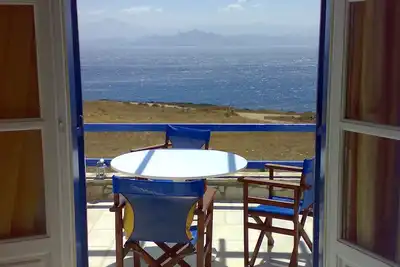 Image de Maison traditionnelle des Cyclades avec vue sur le bleu profond