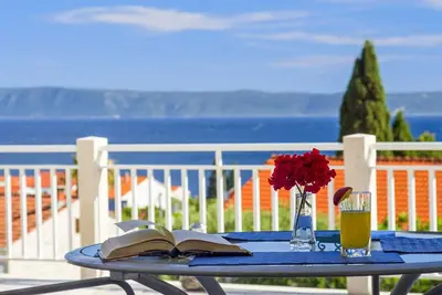 Image de Appartement contemporain avec terrasse et vue mer I