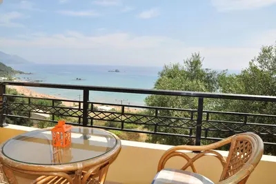 Image de Appartement Lidovois confortable à l'étage supérieur avec une vue magnifique sur la plage de Pelekas.