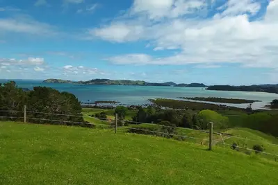 Image de Superbes couples / escapade en famille avec vue panoramique sur l'océan, les îles et la montagne.