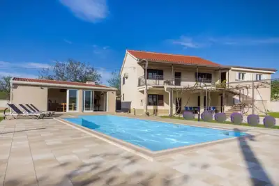 Image de Le Vila Dida Moj with 4 bedrooms est situé à Slivnica et dispose d'une piscine extérieure.