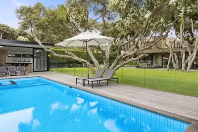 Image de Moonah Pool and Spa Retreat Portsea | Marcher jusqu'Ă Bay Beach