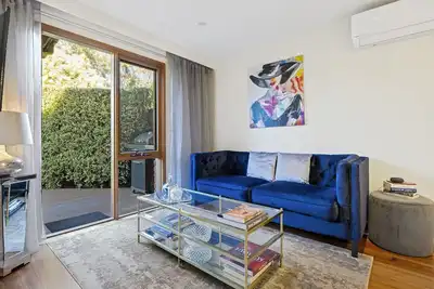 Image de Maison privée Samanda's-Élégamment aménagée. Dog Friendly avec cour sécurisée