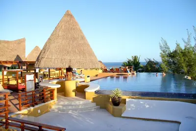 Image de Incroyable 2 chambres, près de la piscine, parfait pour les familles près de la plage Ac & Wifi