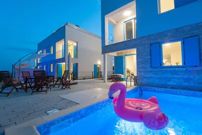 Image de Villa balnéaire fabuleuse avec une piscine chauffée, conviviale et familiale