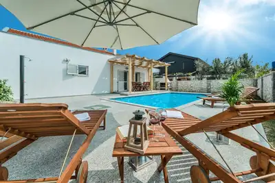 Image de Villa Casa Nova avec piscine Ă seulement 130m de la plage de sable