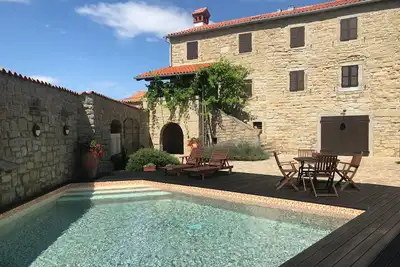 Image de Villa rustique istrienne historique de Topolovec au sommet de la côte slovène